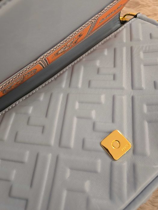 Светлосиня дамска чанта FENDI baguette