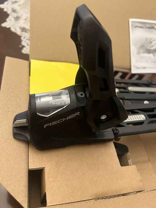 Legături de schi Fischer Attack 11 MN Demo