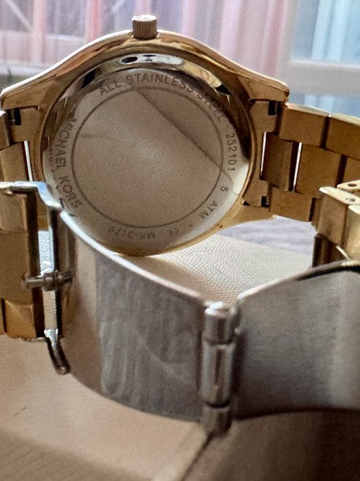 Часовник Michael Kors златист цвят