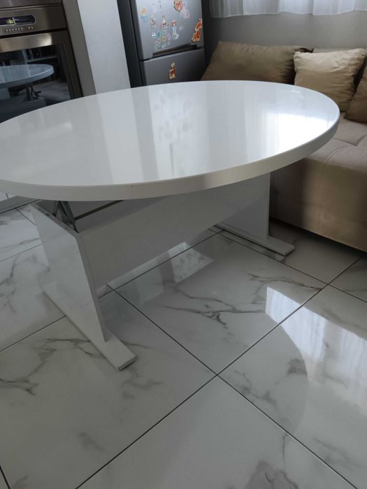 Трапезна маса от бял гланц - масивна, с повдигащ механизъм