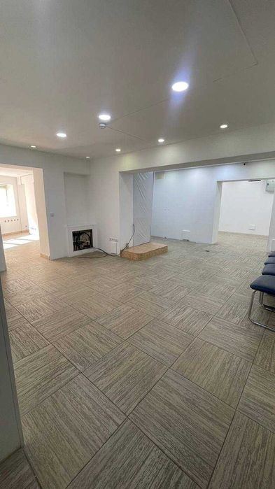 80 кв. м. под офис на цокольном этаже, в центре, ст. м. Дружба Народов