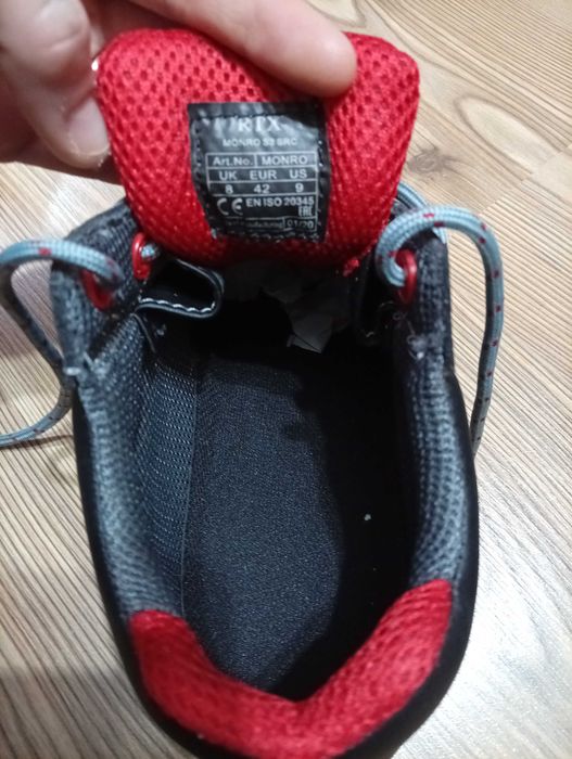 Продавам работни обувки с бомбе