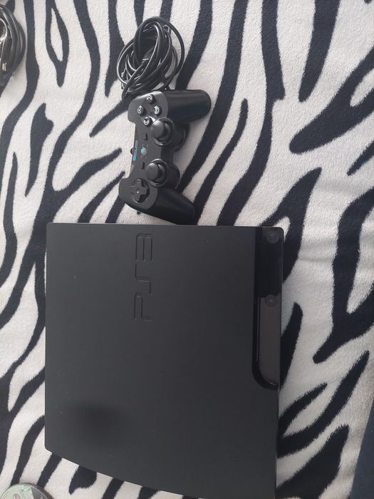 Vând ps3 bună+controlăr+cabluri+două jocuri la alegere