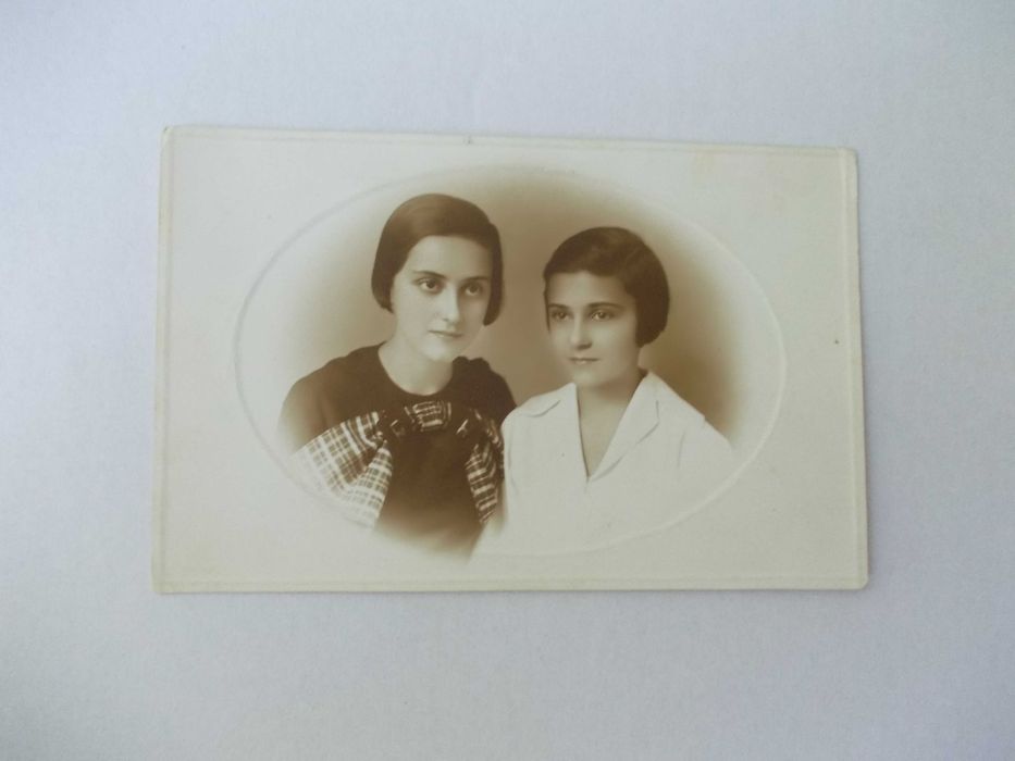 Fotografie veche cu 2 eleve Husi