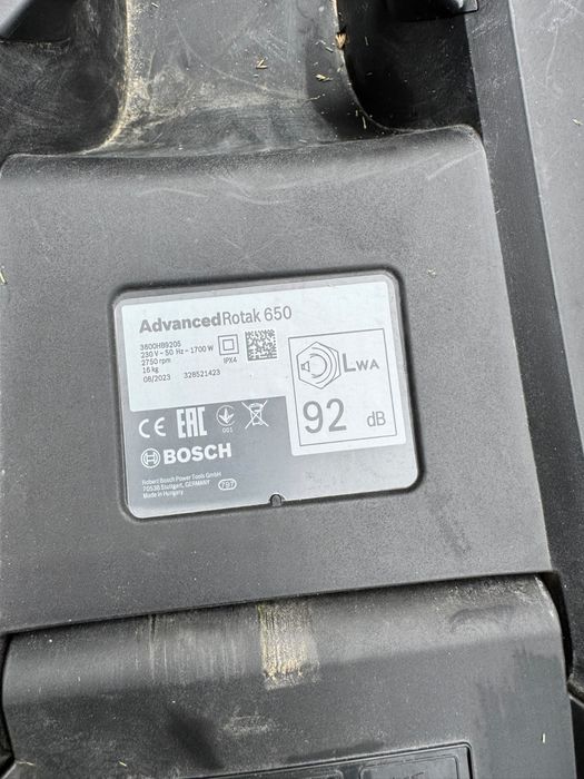 Masina de tuns iarba Bosch AdvancedRotak 650 + cuțit de rezervă + piatră de ascuțit – 700 lei