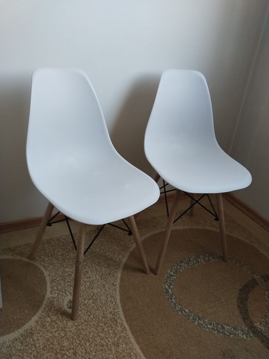 Продам 2 белых стула