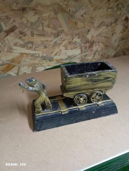 Метална статуетка миньор дърпа вагонетка