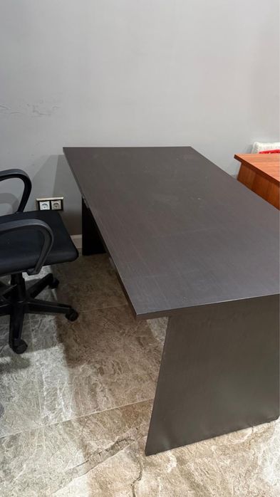 Офисный стол в отличном состоянии.