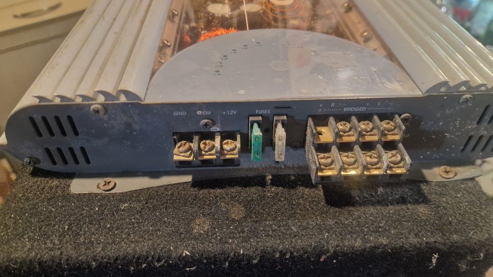 Vând amplificator auto