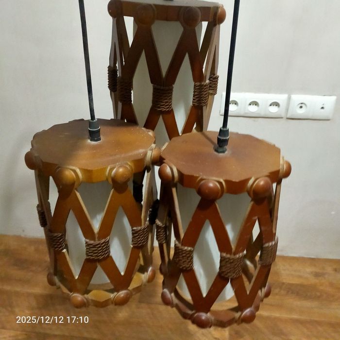 Продам люстру три лампы