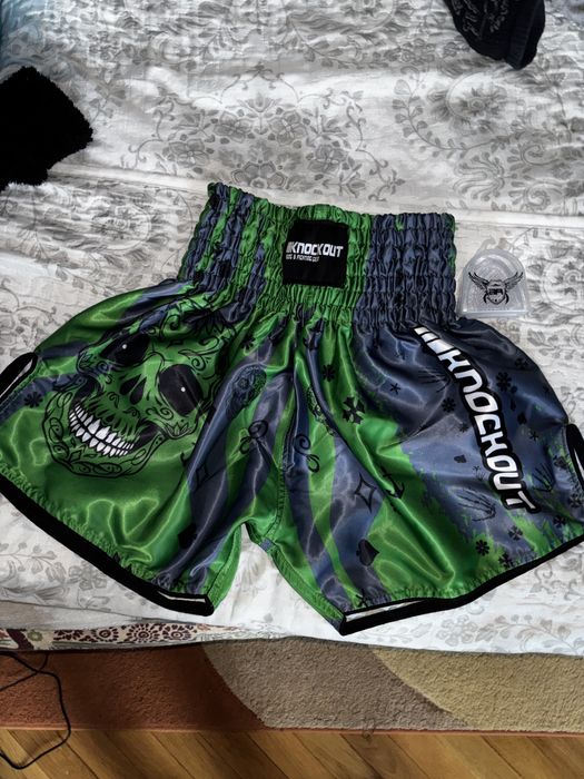 Pachet kickbox ( tibiere + manusi+ bandaj+ short MMA)