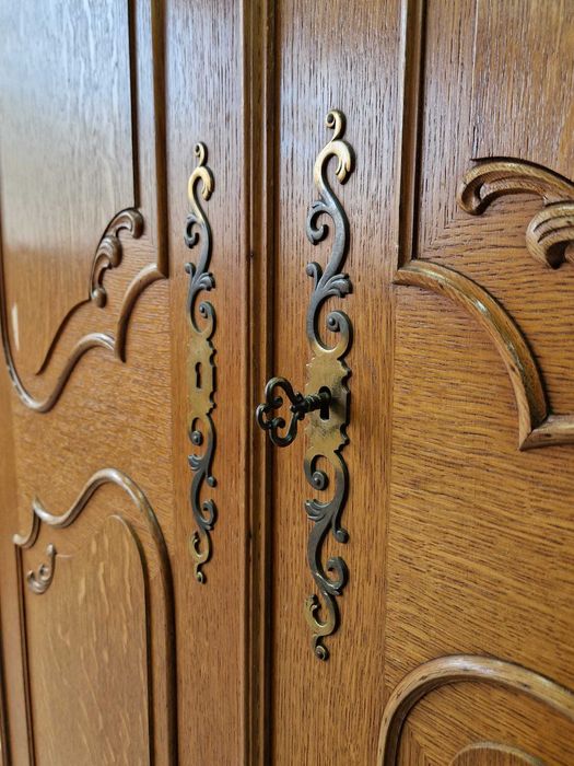 Четирикрилен дъбов гардероб с елегантна орнаментика