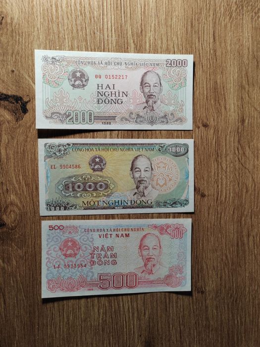 Vând bancnote din Vietnam