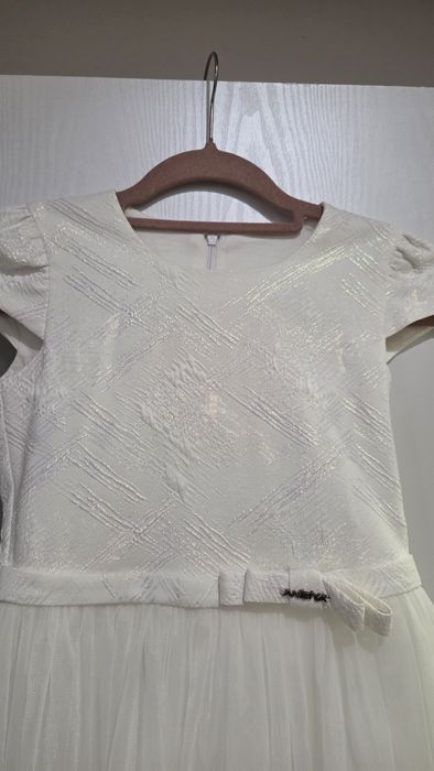 Продавам официална рокличка 9г