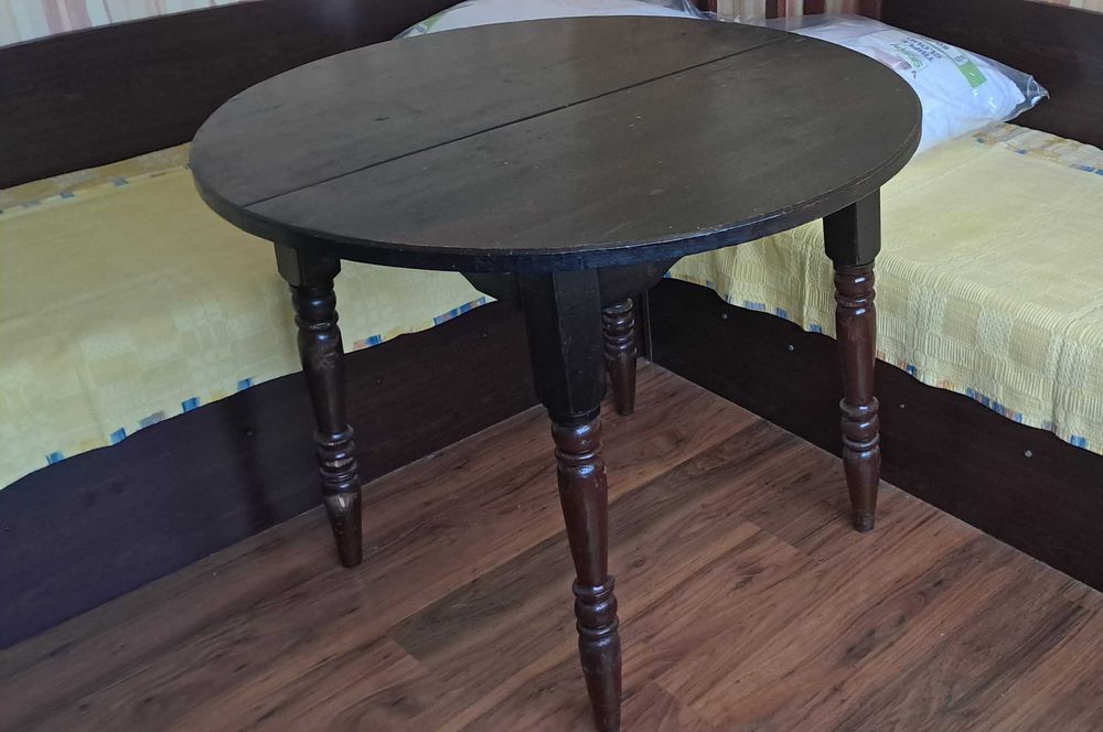 Разтегателна кръгла маса от дърво