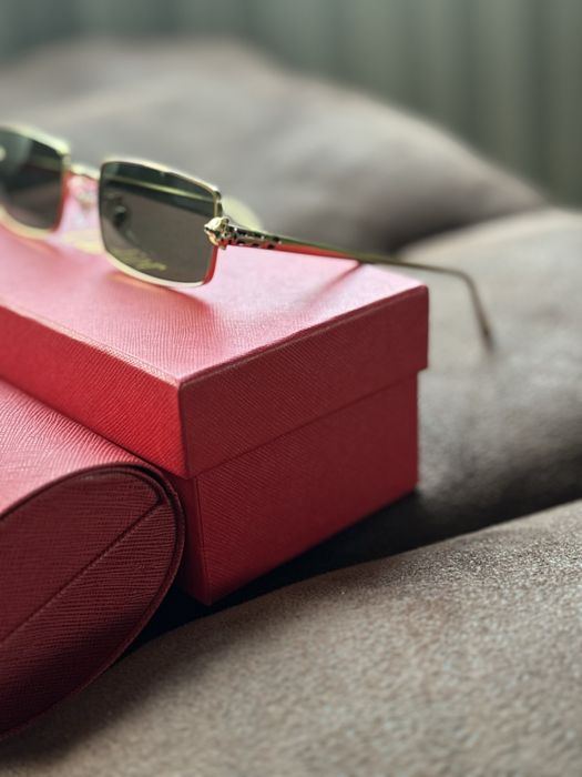 Слънчеви очила със златна рамка