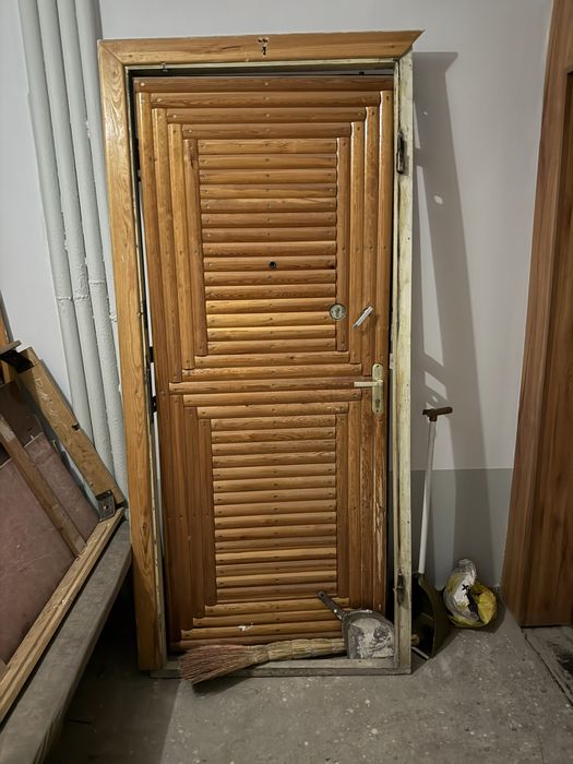 Продам железную дверь