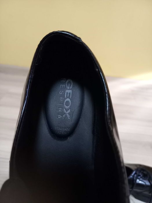 Pantofi Geox Respira   din piele lăcuită.