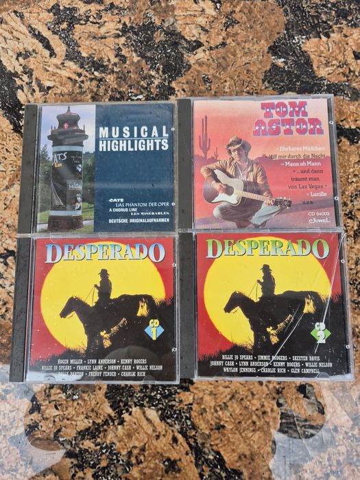 Vând 17CD muzica Country, salsa,grecesca,mixta  artisti internationali