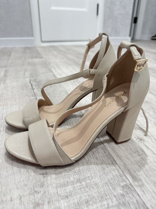 Женские босоножки на каблуке