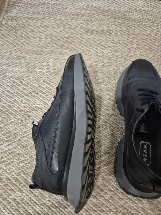 Продам кроссовки кожаные