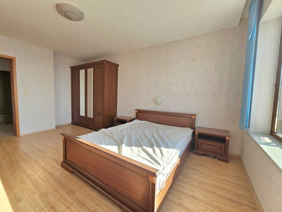 Просторен тристаен апартамент с фронтална гледка море, Първа линия