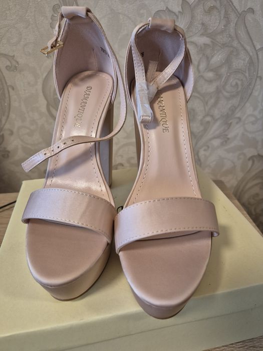 Sandale cu platforma