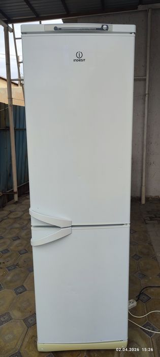 Холодильник Индезит.
