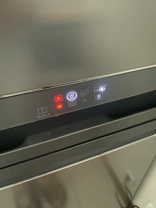 Продавам хладилник от марката Whiripool BSNF 9452 OX за части