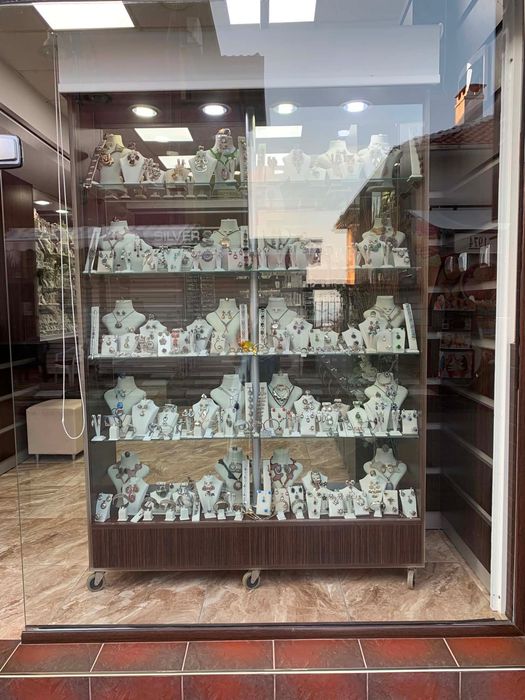 Търговско оборудване  за магазин за бижута - 1200 евро