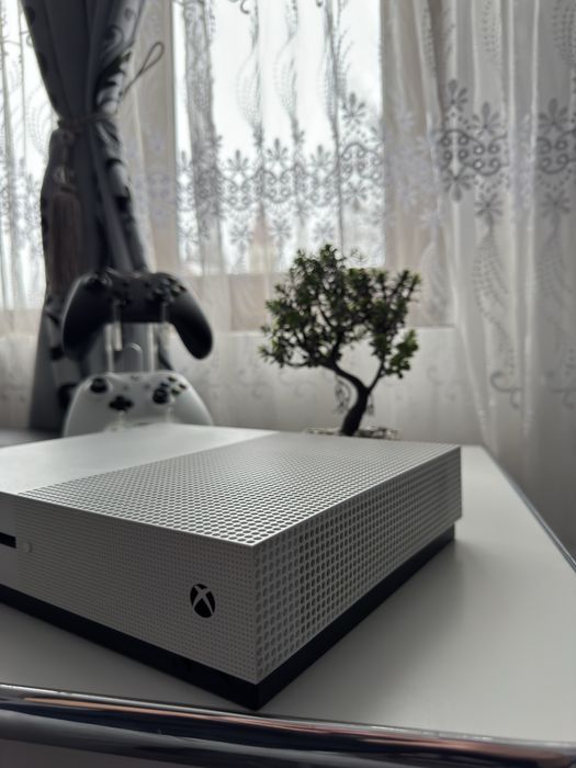 Vand Xbox One S 1TB - 2 controllere + stand