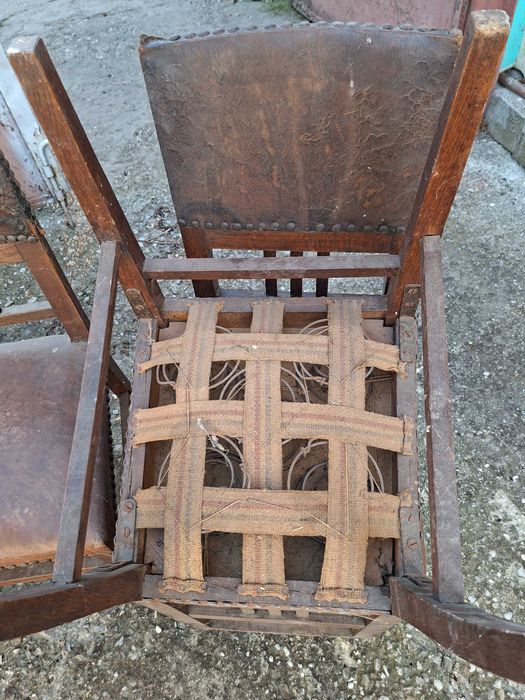 Set scaune vechi din lemn acoperite cu piele