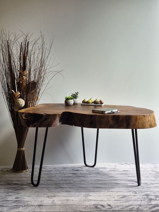 Masa unicat din lemn masiv de nuc si rasina epoxy