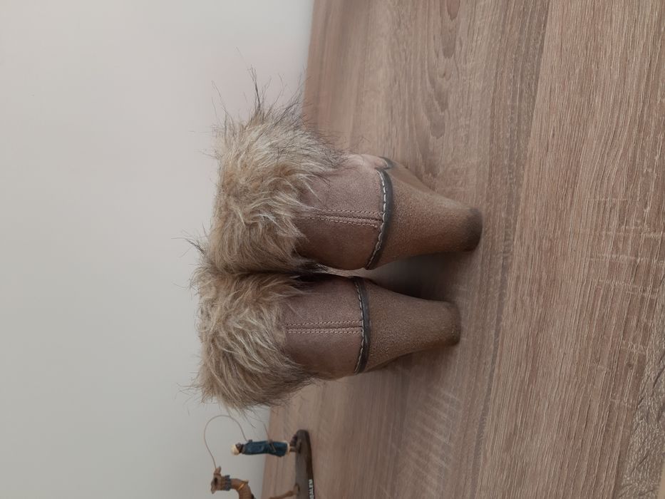 Обувки от естествен набук