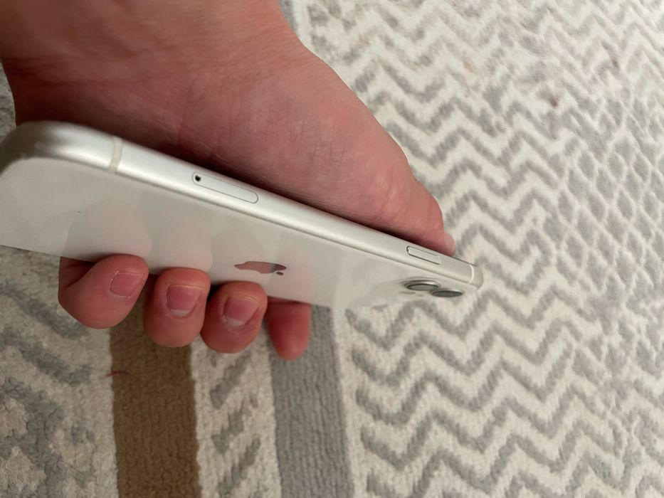 Продам iPhone 11 64 ГБ