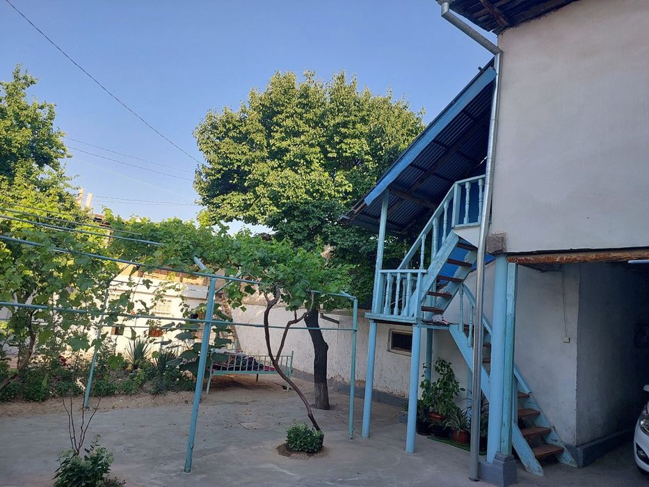 Uchaska chorsu bozor tepasida srochna sotiladi