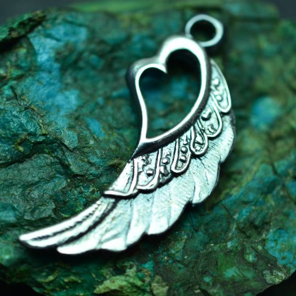 Сребърен медальон 925 „Крило със сърце“ – талисман за любов и закрила