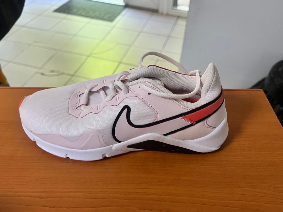 Vind Adidas Nike mărimea 37,5