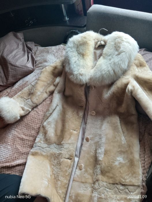 Продам шубу мутоновую с песцом