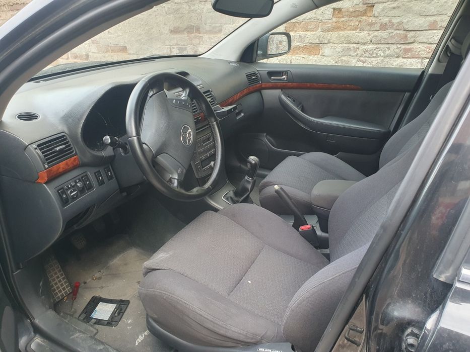 Салон за Тойота Авенсис