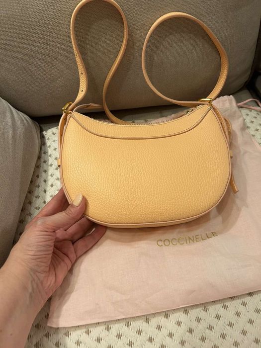 Кожена чанта за рамо с дълга дръжка Coccinelle цвят праскова