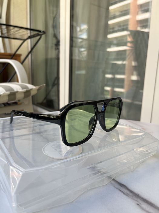 Ochelari de soare cu design modern și urban, cu ramă neagră și lentile verzi ,maro ,portolii si albastri