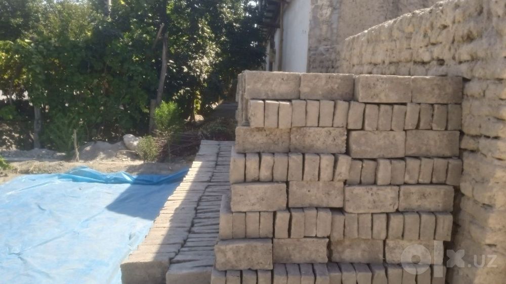 Qo'lda quyilgan g'isht sotiladi