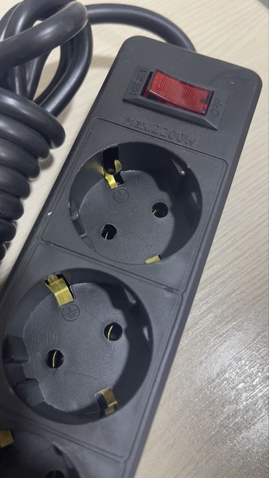 Pilot-uzaytirgich 3 m, 5 rozetka2200 W Пилот- удлинитель 3 m 2200 W