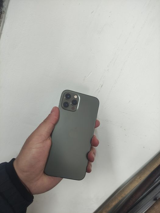 iPhone 12 Pro идеал без ремонта.