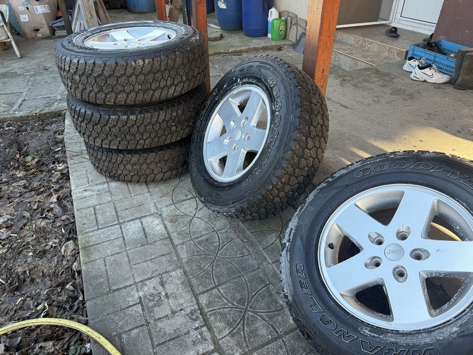Продавам джанти с гуми 245/75/17 за Jeep