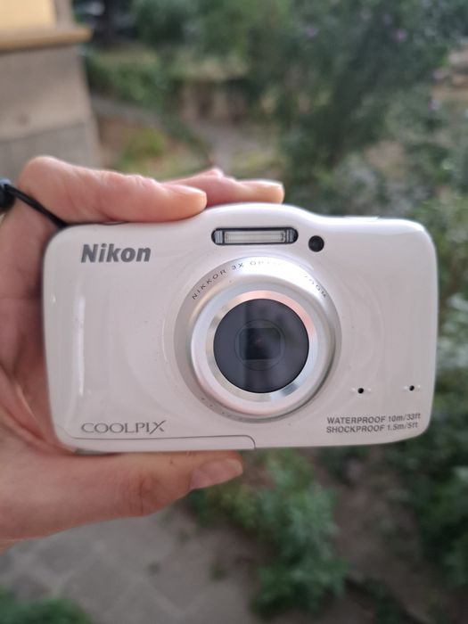 Компактен дигитален фотоапарат Nikon Coolpix S32 ударо и водоустойчив