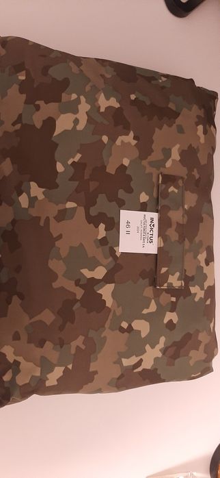 Scurtă combat și pelerina ploaie