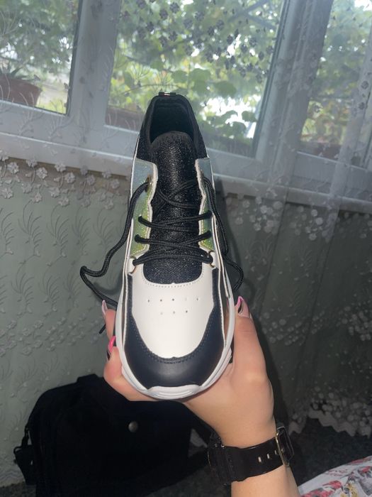 Маратонки чисто нови