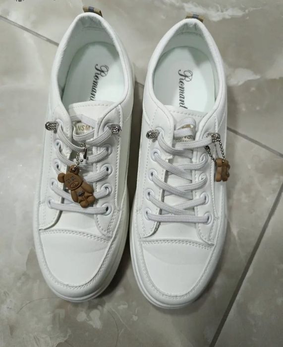 Кроссовки женские